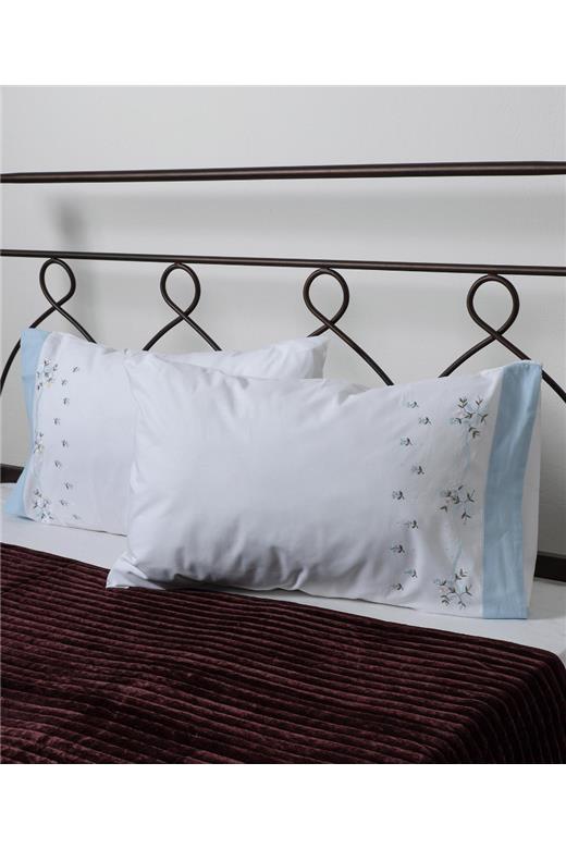 Βαμβακερή μαξιλαροθήκη με κέντημα 050 (46cm x 70cm) λευκό με σιέλ φάσα ζευγάρι